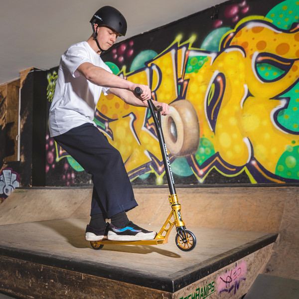 HS202 PRO BLACK-GOLD STUNT SCOOTER NILS EXTREME