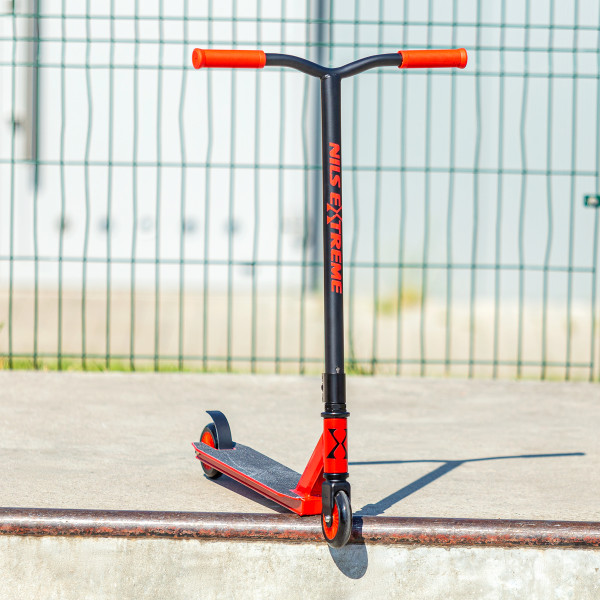 SCHWARZ-ROT STUNT ROLLER NILS EXTREME
