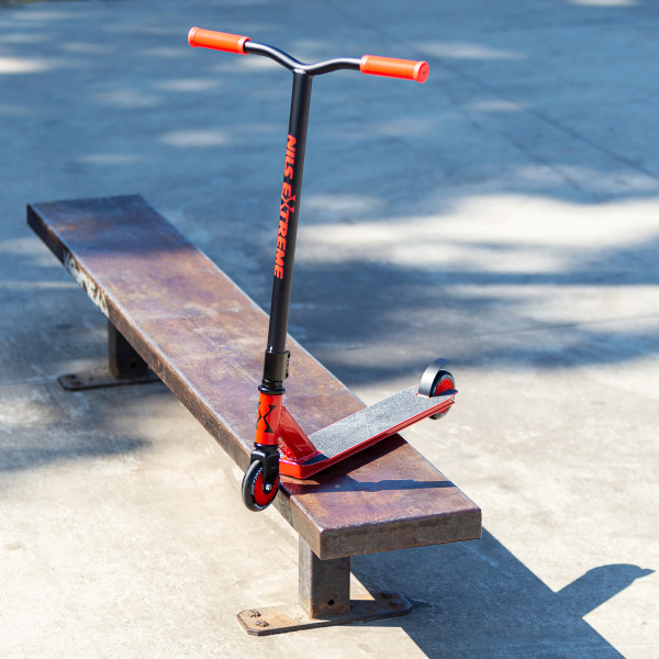 SCHWARZ-ROT STUNT ROLLER NILS EXTREME