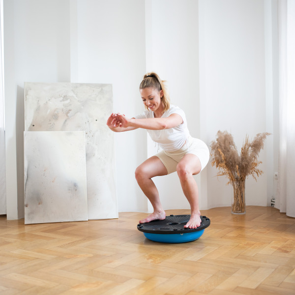 BLAU BALL ZUM TRAINING DES GLEICHGEWICHTS HMS