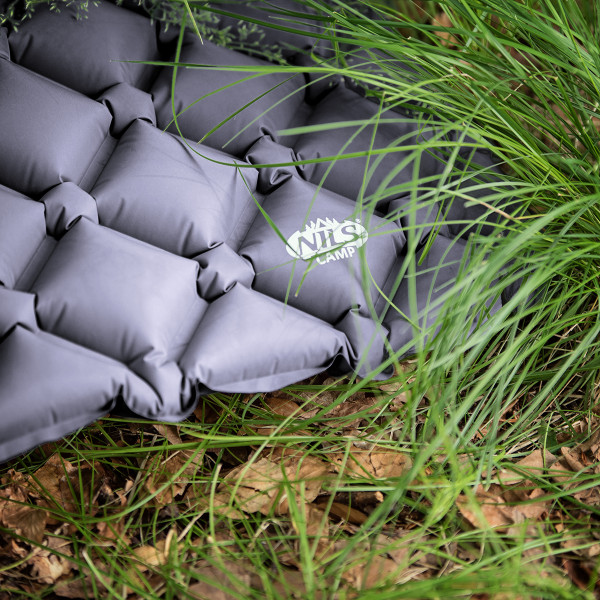 GRAU TOURISTISCHE MATTE MIT DER LUFTPUMPE NILS CAMP